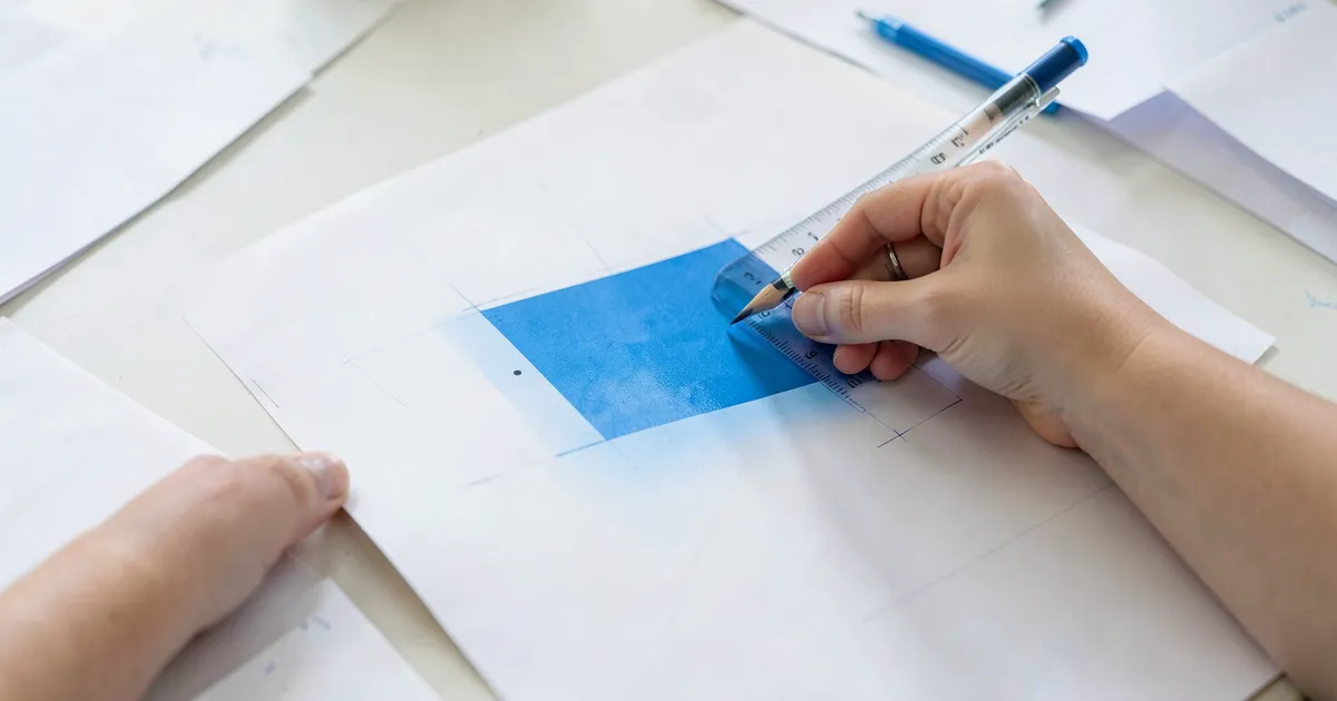 Imagen realista de manos estructurando el formato centrado del título en estilo APA